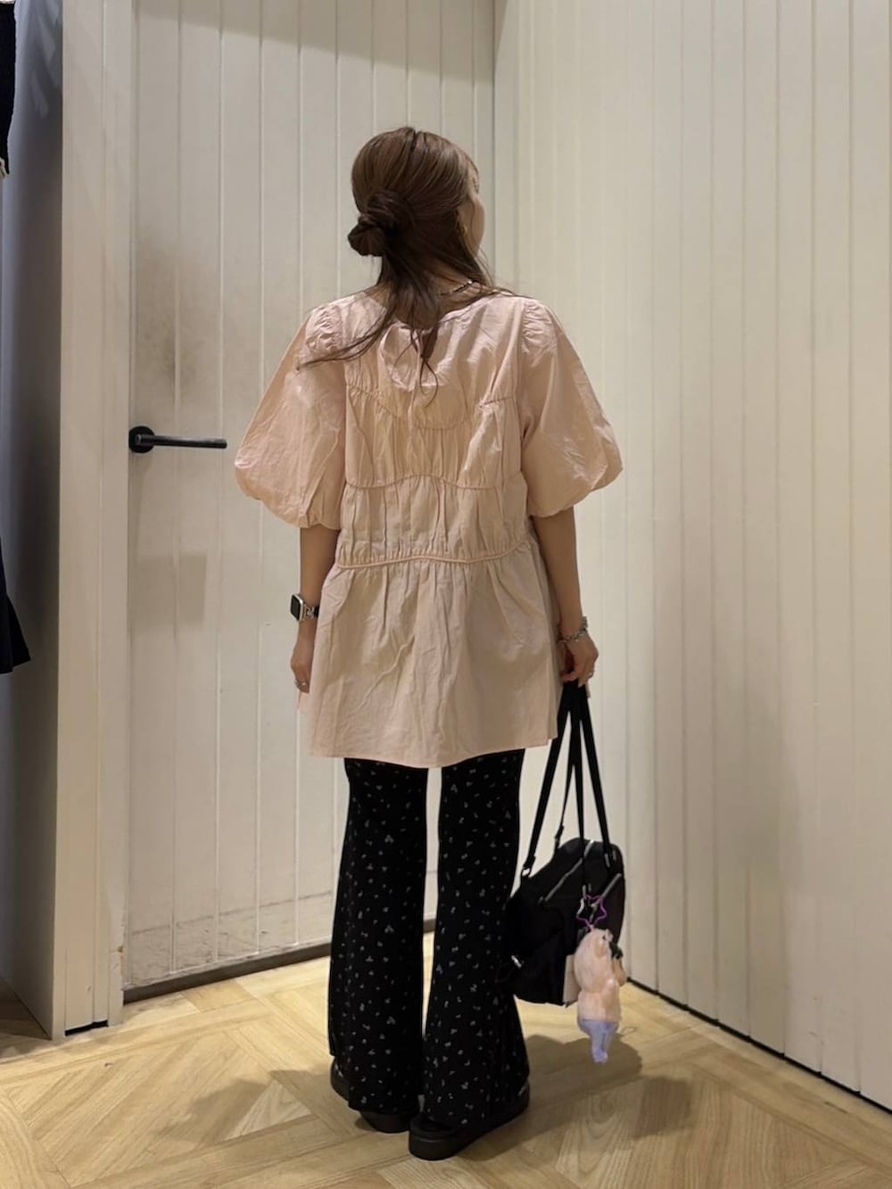 ピンク系のシャツ/ブラウス、ホワイト系のサンダル、ブラック系のその他パンツを着用したレディースの夏コーディネートの5枚目の写真
