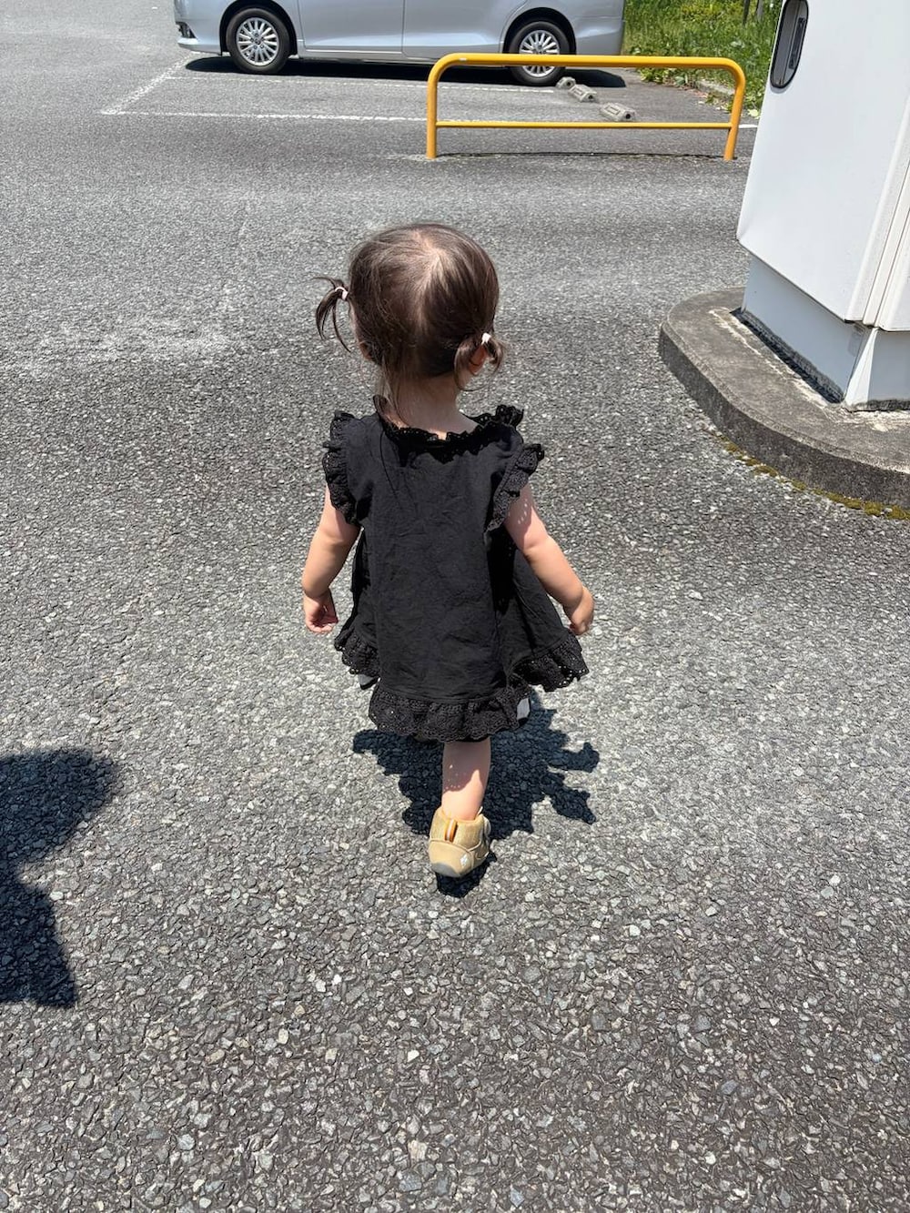 ブルー系のデニムパンツ、ブラック系のシャツ/ブラウス、ブラック系のシャツ/ブラウスを着用したレディースの夏コーディネートの4枚目の写真