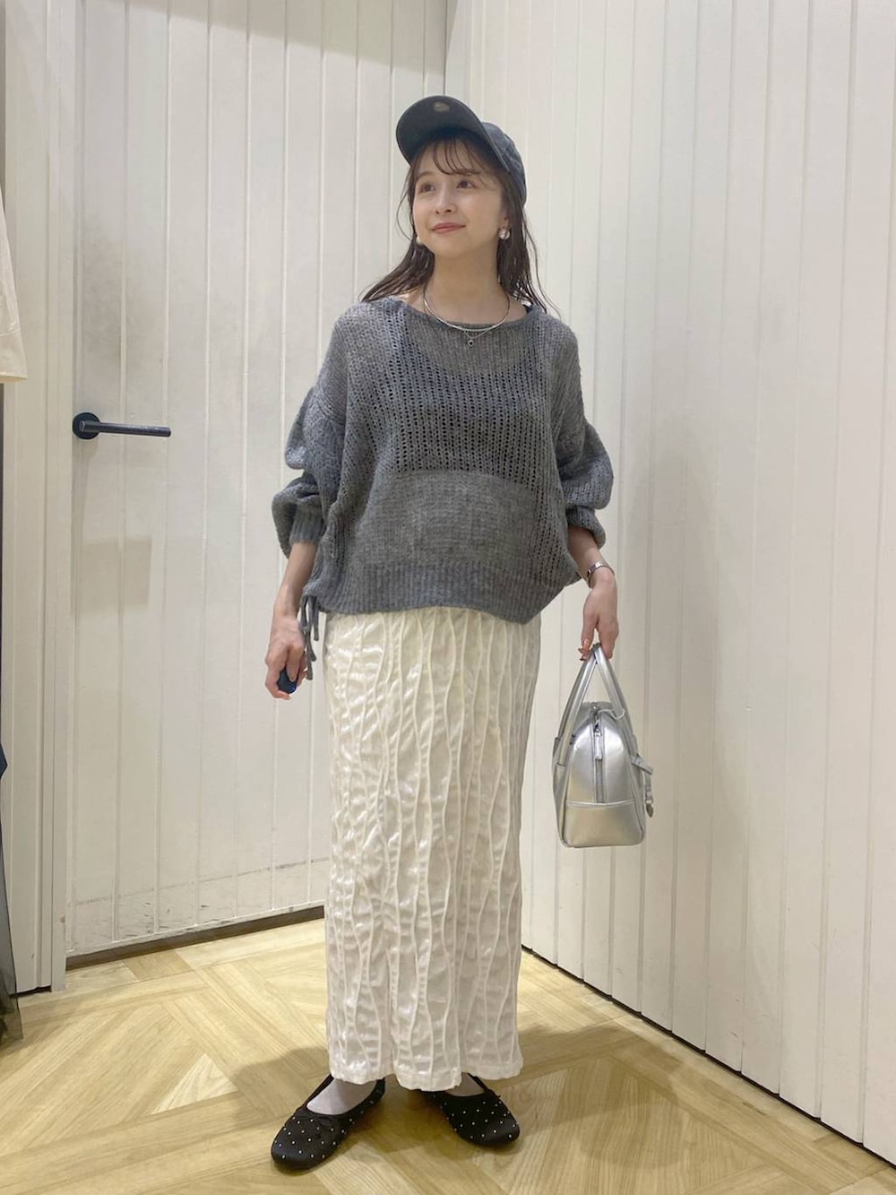 「ローリーズスタイル_LOWRYS FARM、低身長、大人女子カジュアル_LOWRYS FARM、大人カジュアル、ロングスカート、ニット、秋コーデ、秋冬新作」|「LOWRYS FARMのウォッシュドCAPNEWERA 102577(キャップ、ブラック系)」を使った、rinangoさん(レディース・146cm)の秋コーディネートの3枚目の写真