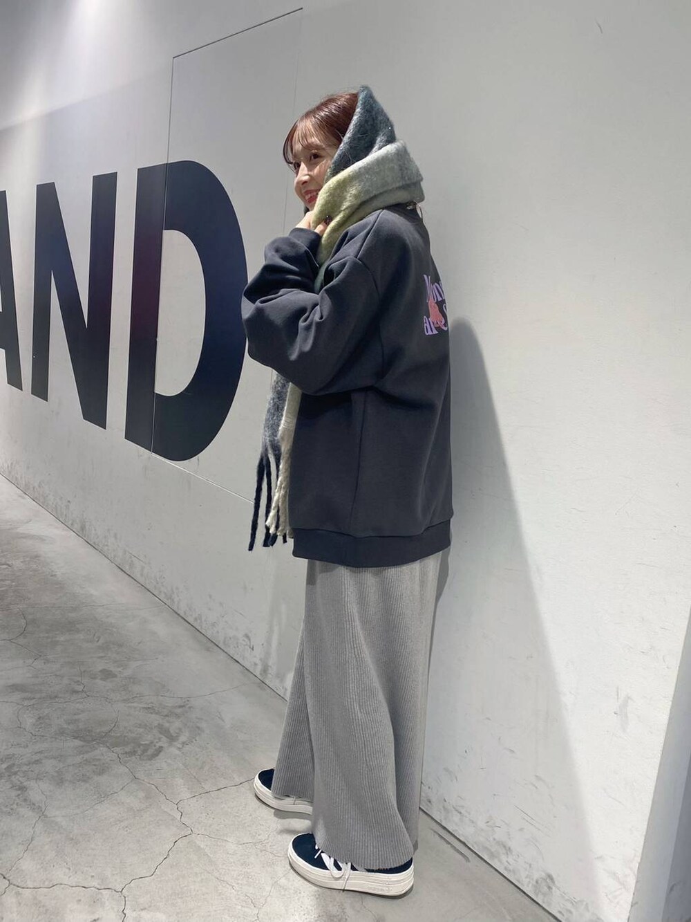 グレー系のスウェット、グレー系のマフラーを着用したレディースの冬コーディネートの3枚目の写真