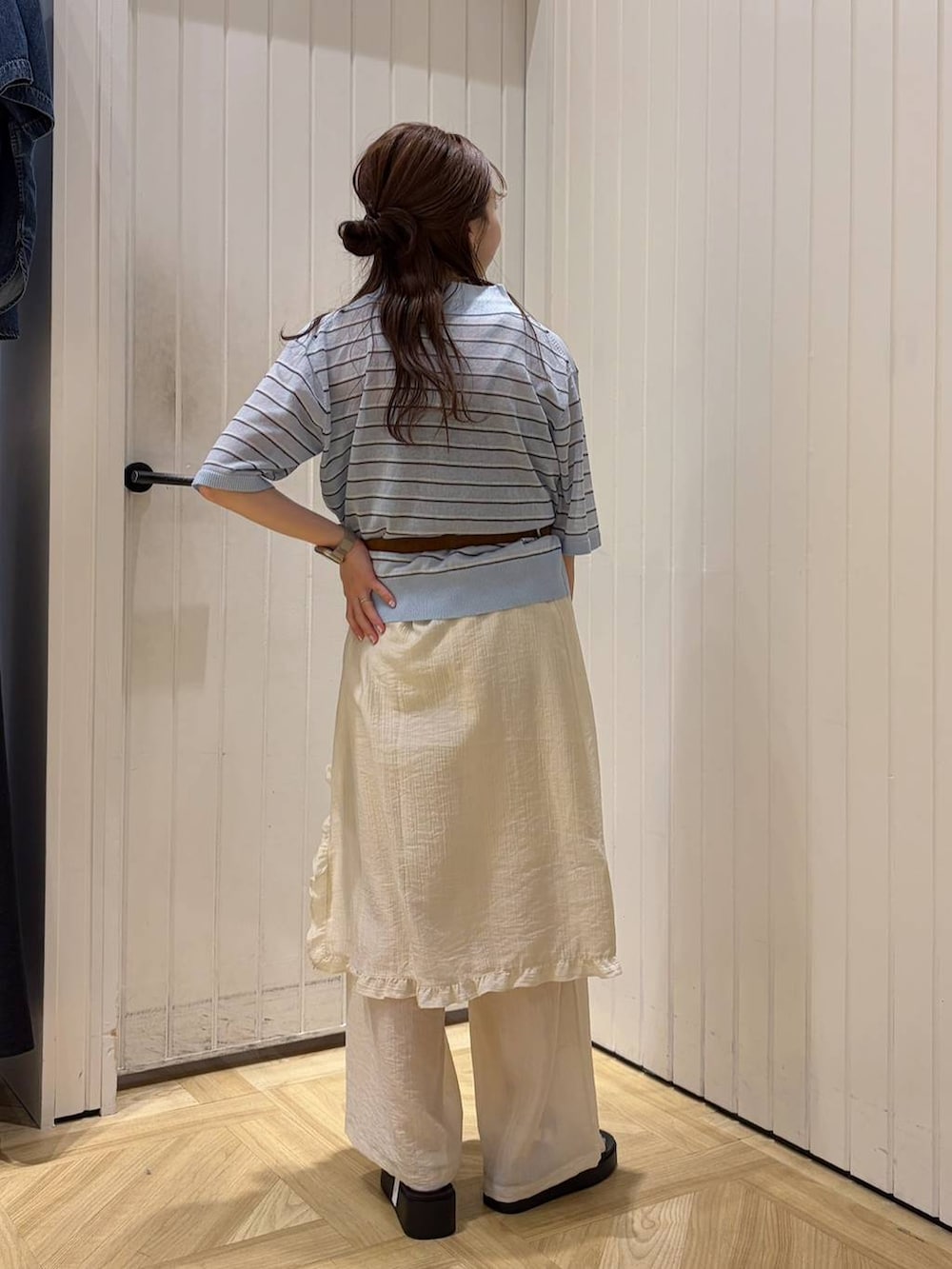 ホワイト系のサンダル、ブルー系のポロシャツ、ホワイト系のその他パンツを着用したレディースの春コーディネートの3枚目の写真