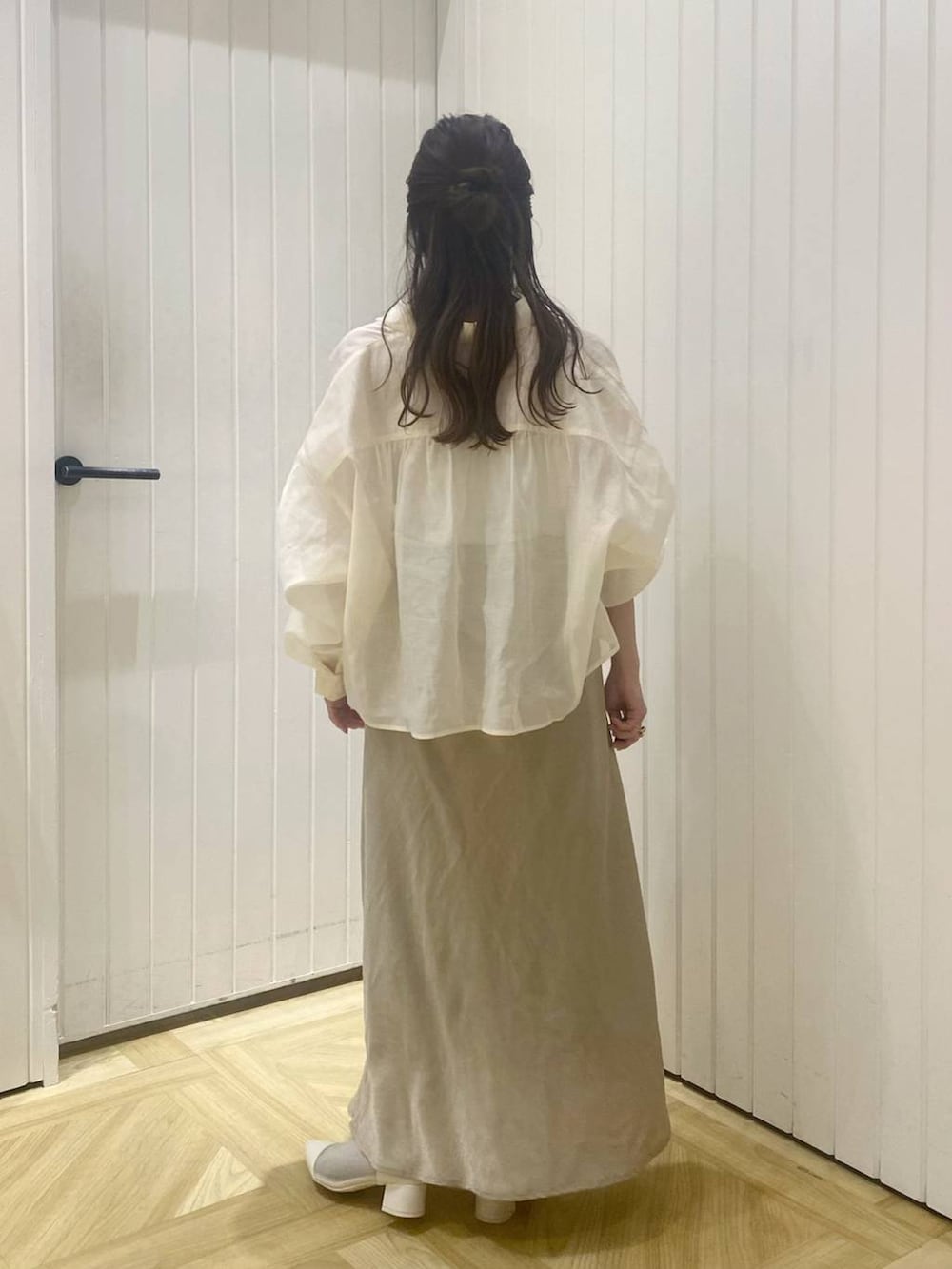 グリーン系のスカート、ホワイト系のブーツ、ホワイト系のシャツ/ブラウスを着用したレディースの春コーディネートの4枚目の写真