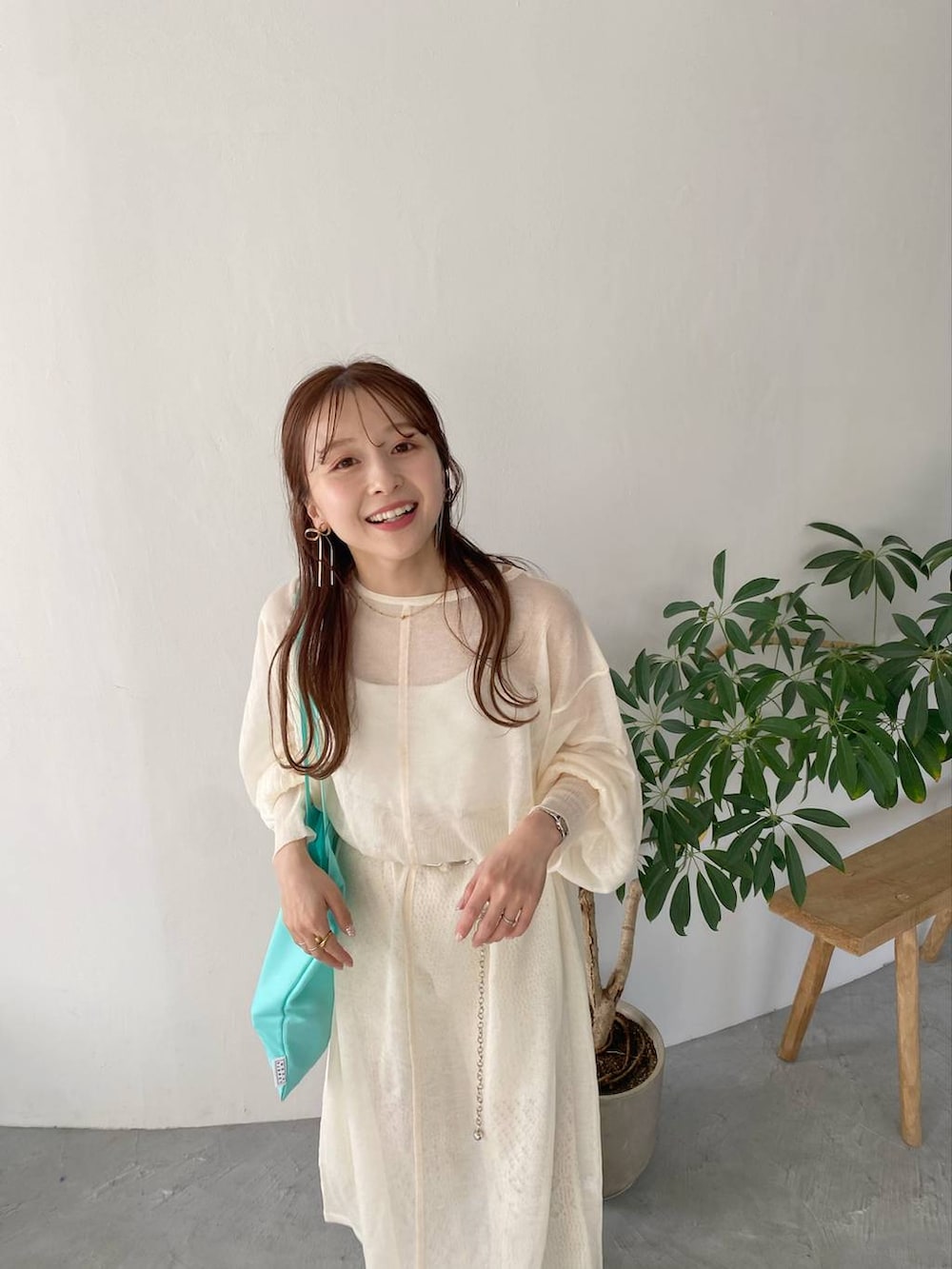 ホワイト系のワンピース、ホワイト系のその他パンツ、シルバー系のベルトを着用したレディースの春コーディネートの2枚目の写真
