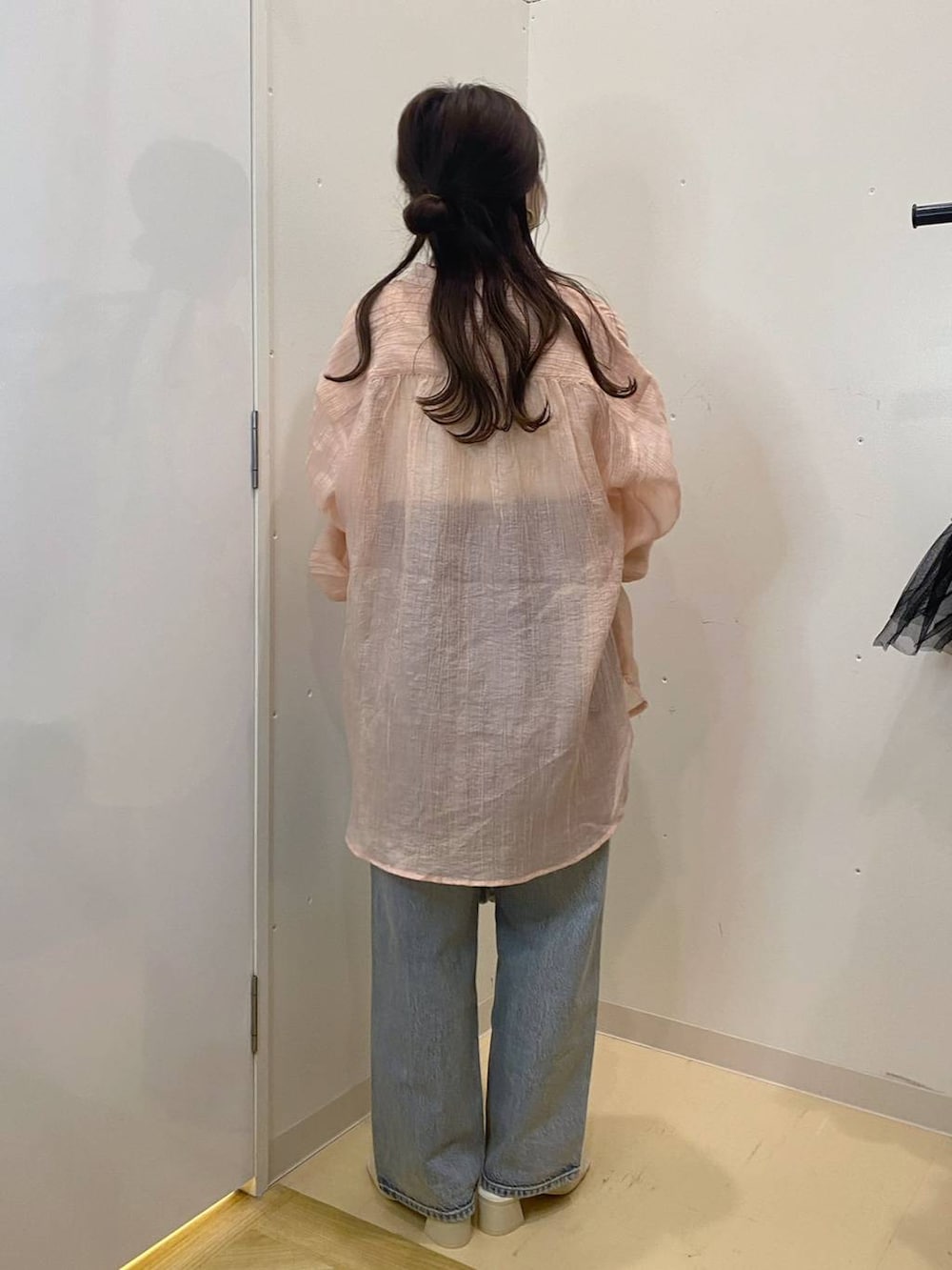 「ローリーズスタイル_LOWRYS FARM、低身長、大人女子カジュアル_LOWRYS FARM、デートコーデ、カジュアル、ラフ、デニムパンツ、ピンク、シャツ、夏コーデ、ドットエスティトレンド」｜「LOWRYS FARMのスタイルＵＰクロスカップキャミ　100757（Tシャツ/カットソー、ホワイト系）」を使った、rinangoさん（レディース・146cm）の夏コーディネートの3枚目の写真