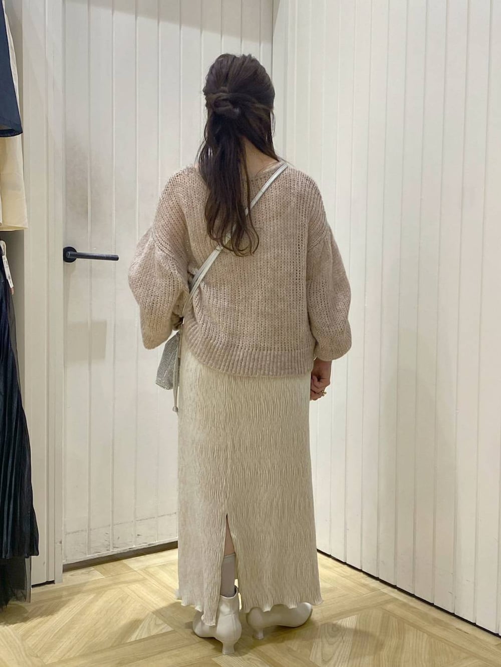 「デートコーデ、ニット、ローリーズスタイル_LOWRYS FARM、低身長、大人女子カジュアル_LOWRYS FARM、フェミニン、ワントーン、ロングスカート、ブーツ、ドットエスティ秋コーデ、ドットエスティフェス、ドットエスティトレンド」｜「LOWRYS FARMのシャイニーベロアタイトＳＫ 136552（スカート、ホワイト系）」を使った、rinangoさん（レディース・146cm）の秋コーディネートの3枚目の写真