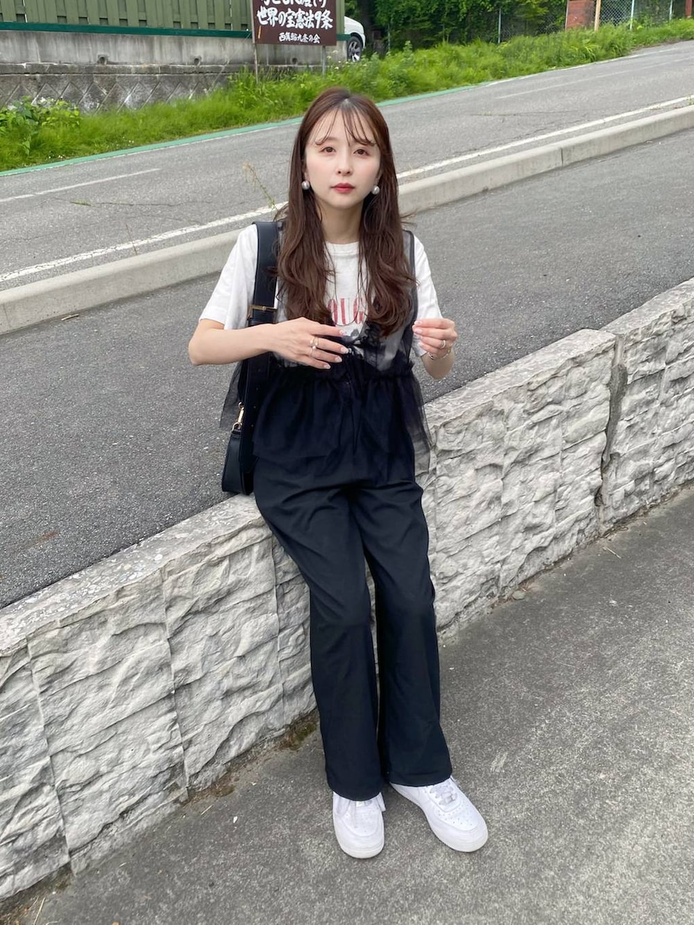 ホワイト系のTシャツ/カットソー、ブラック系のショルダーバッグ、ブラック系のシャツ/ブラウスを着用したレディースの夏コーディネートの2枚目の写真