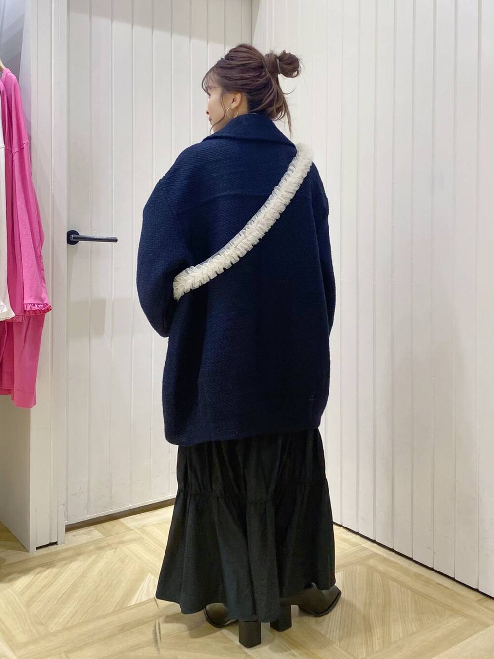 ホワイト系のTシャツ/カットソー、ブラック系のその他アウター、ブラック系のパンプスを着用したレディースの秋コーディネートの3枚目の写真