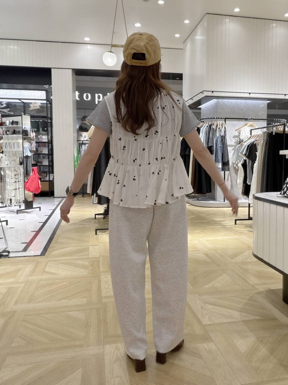 グレー系のスウェットパンツ、ブラウン系のサンダル、グレー系のTシャツ/カットソーを着用したレディースの夏コーディネートの3枚目の写真