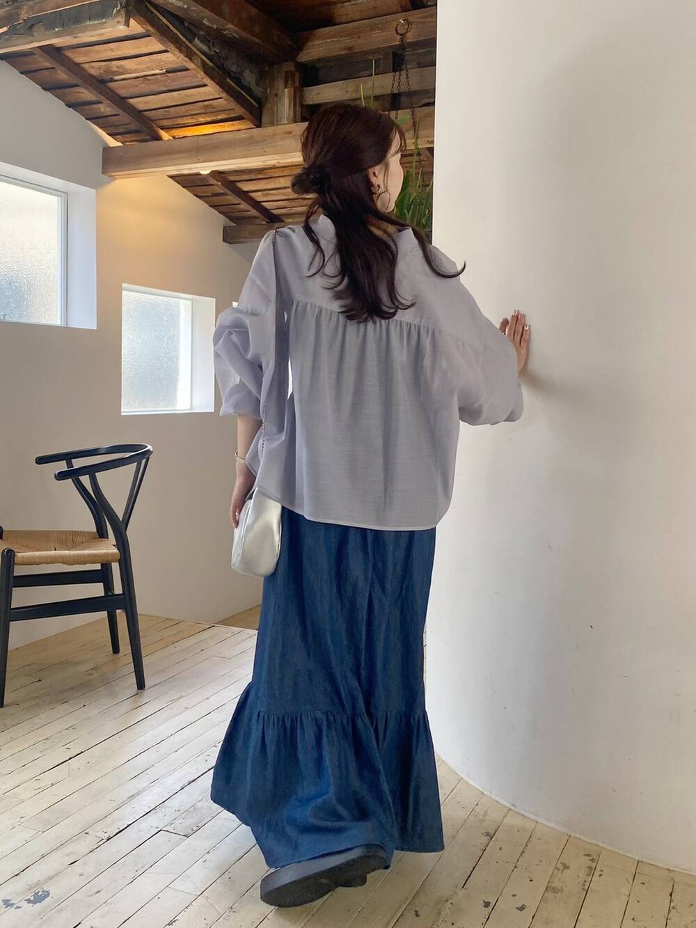 ホワイト系のTシャツ/カットソー、シルバー系のサンダル、シルバー系のショルダーバッグを着用したレディースの春コーディネートの4枚目の写真