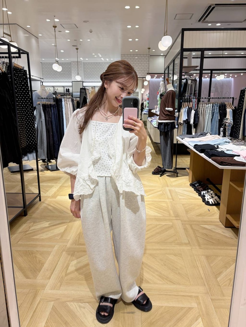 グレー系のスウェットパンツ、ホワイト系のシャツ/ブラウス、ホワイト系のキャミソールを着用したレディースの夏コーディネートの2枚目の写真