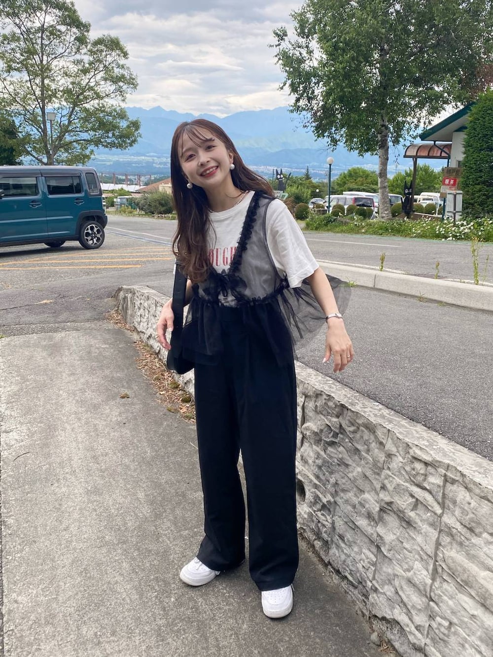 ホワイト系のTシャツ/カットソー、ブラック系のショルダーバッグ、ブラック系のシャツ/ブラウスを着用したレディースの夏コーディネートの3枚目の写真