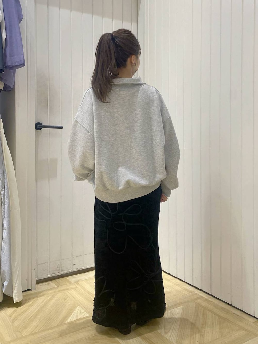 グレー系のスウェット、ブラック系のバレエシューズ、ブラック系のスカートを着用したレディースの秋コーディネートの3枚目の写真