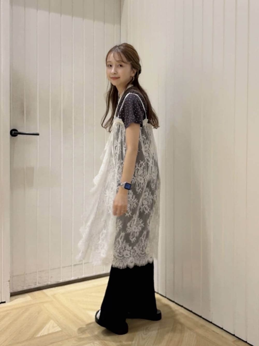 ホワイト系のサンダル、グレー系のTシャツ/カットソー、ホワイト系のその他パンツを着用したレディースの夏コーディネートの2枚目の写真