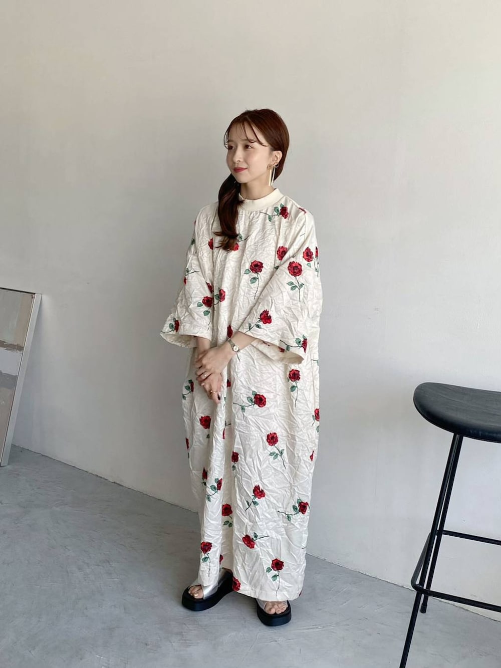 ホワイト系のワンピース、シルバー系のサンダル、ゴールド系のピアス（両耳用）を着用したレディースの春コーディネートの3枚目の写真