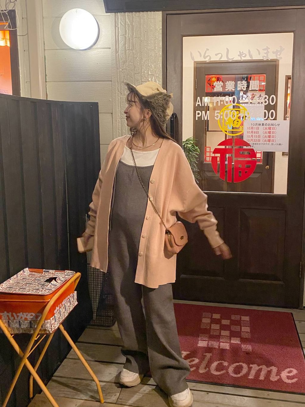 「低身長、大人カジュアル、デートコーデ、ラフ、マタニティウェア、サロペット、カーディガン、秋コーデ、ピンク、スニーカー」｜「LOWRYS FARMのステンレスフープチョーカー 127295（チョーカー、シルバー系）」を使った、rinangoさん（レディース・146cm）の秋コーディネートの4枚目の写真
