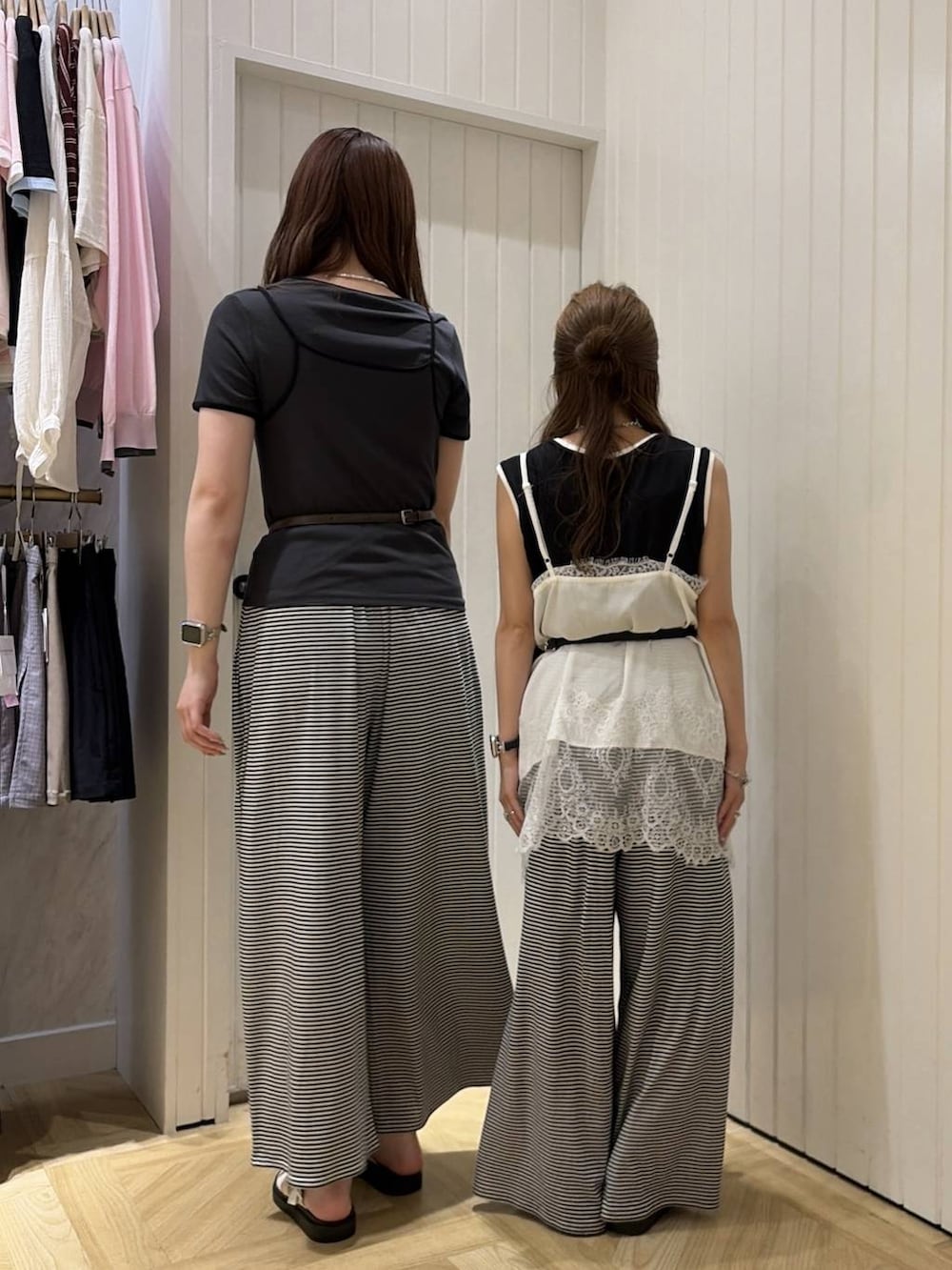 ホワイト系のその他パンツ、ブラック系のタンクトップ、ホワイト系のサンダルを着用したレディースの夏コーディネートの3枚目の写真