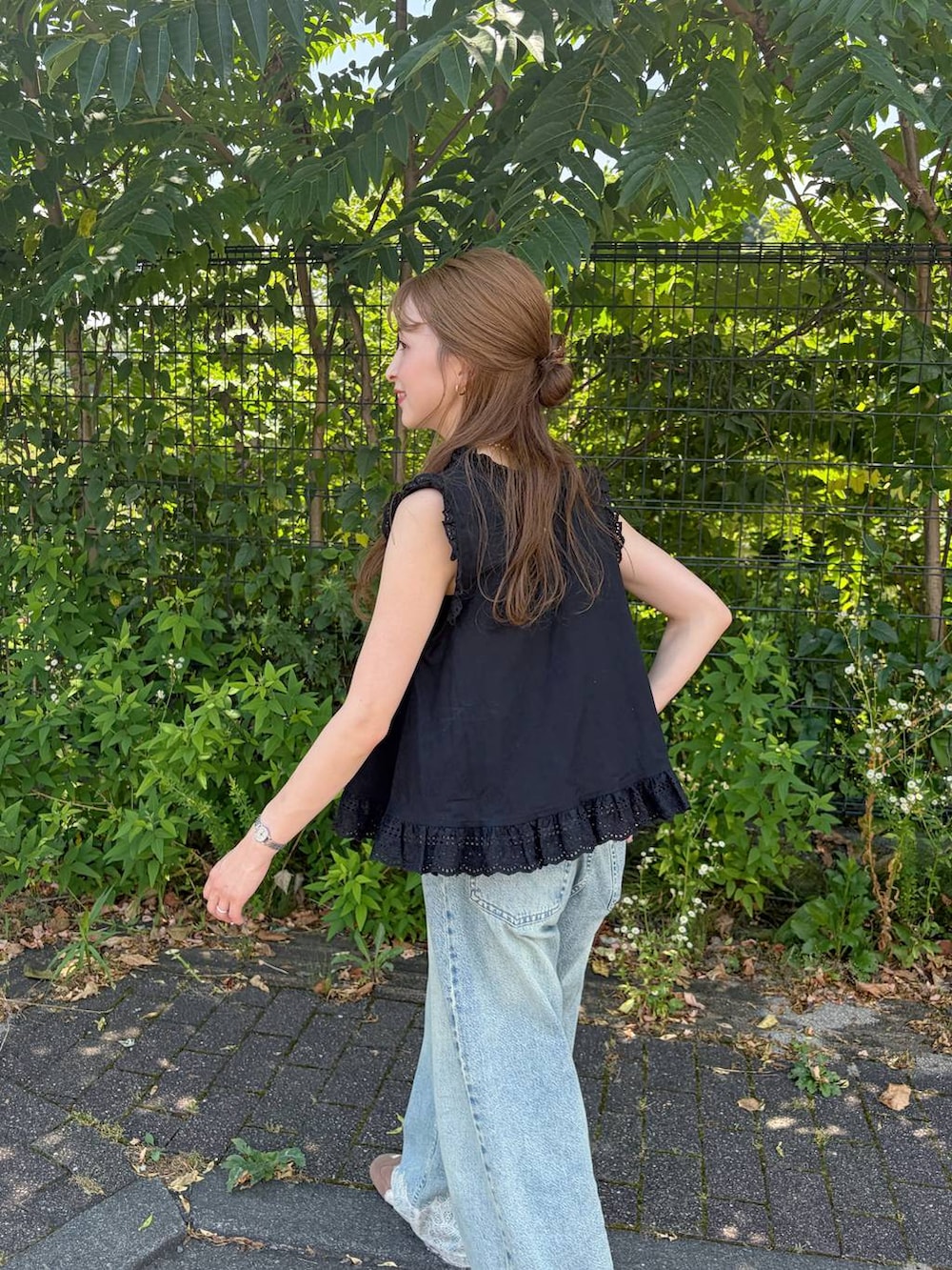 ブルー系のデニムパンツ、ブラック系のシャツ/ブラウス、ブラック系のシャツ/ブラウスを着用したレディースの夏コーディネートの6枚目の写真