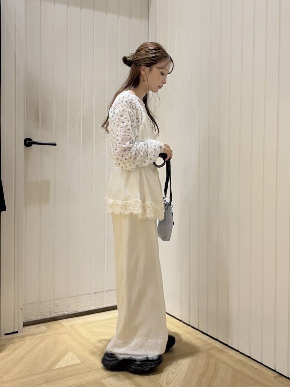 ホワイト系のキャミソール、ブルー系のショルダーバッグ、ホワイト系のTシャツ/カットソーを着用したレディースの夏コーディネートの2枚目の写真