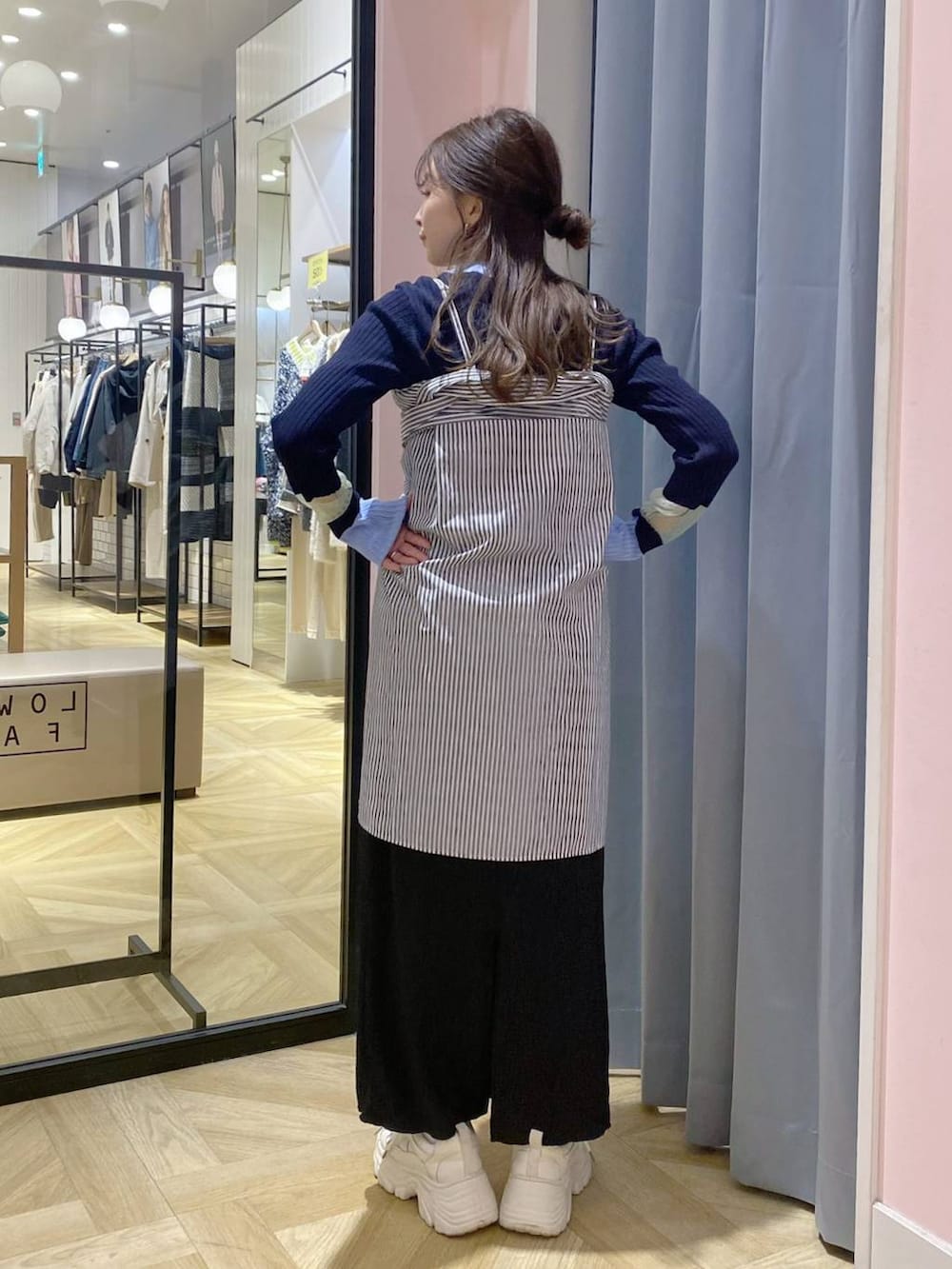 ブラック系のシャツ/ブラウス、ホワイト系のスニーカーを着用したレディースの冬コーディネートの3枚目の写真