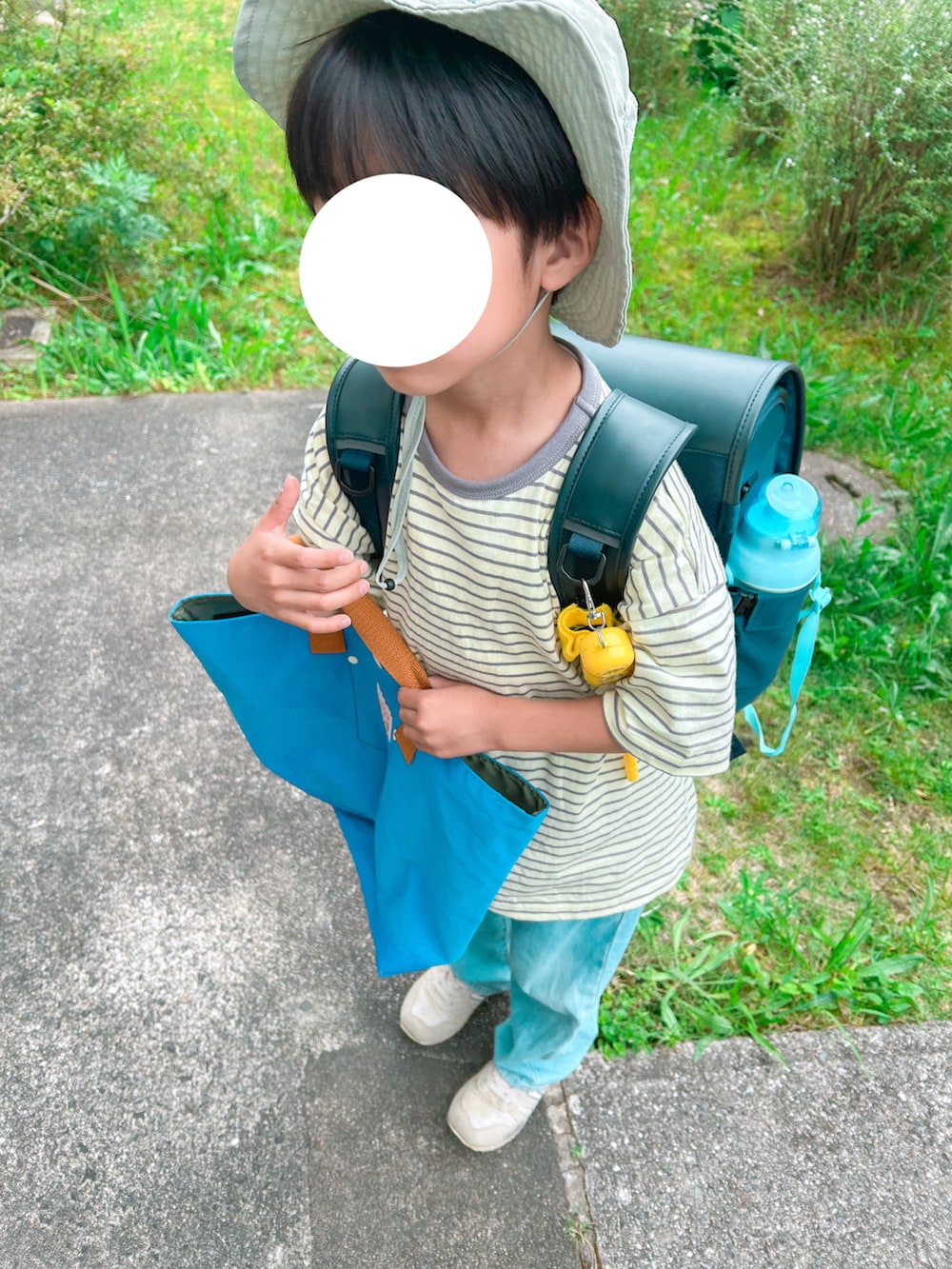 ブルー系のTシャツ/カットソー、ホワイト系のスニーカーを着用したレディースの夏コーディネートの2枚目の写真