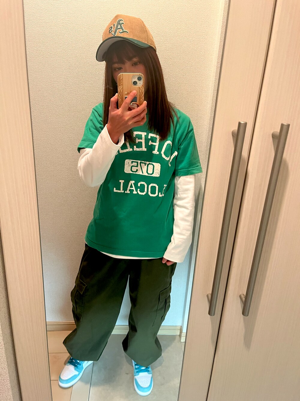 ホワイト系のTシャツ/カットソー、グリーン系のTシャツ/カットソー、グリーン系のカーゴパンツを着用したレディースの冬コーディネートの2枚目の写真