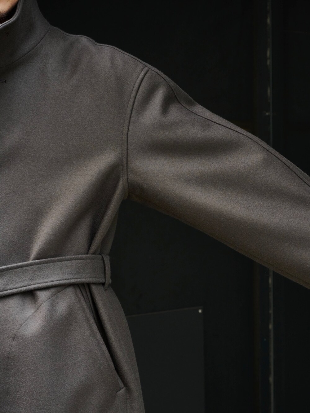 グレー系のチェスターコートを着用したメンズの秋コーディネートの5枚目の写真