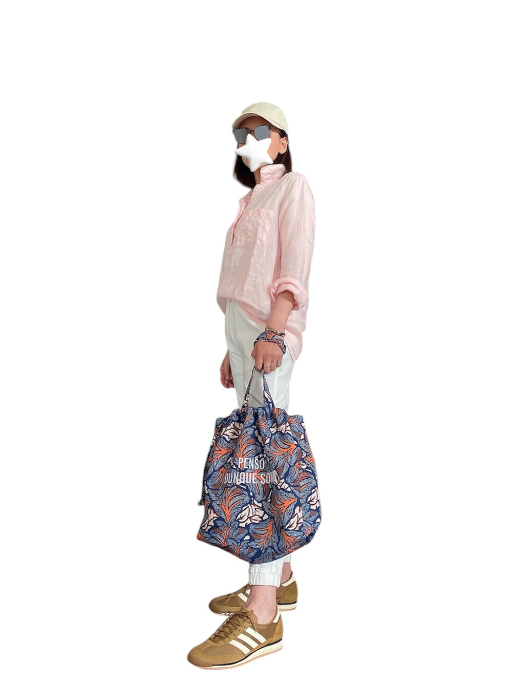 ピンク系のシャツ/ブラウス、ブルー系のバッグ、ブラウン系のスニーカーを着用したレディースの春コーディネートの2枚目の写真