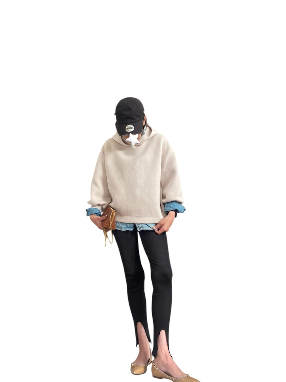 ベージュ系のパーカー、ブラウン系のショルダーバッグ、ベージュ系のバレエシューズを着用したレディースの春コーディネートの3枚目の写真