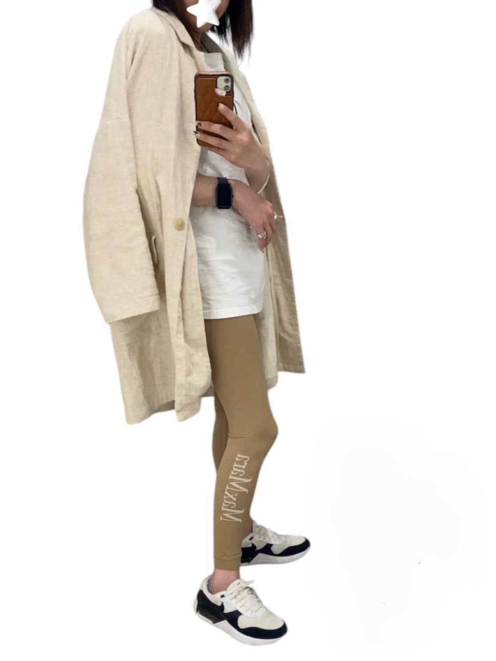 ホワイト系のテーラードジャケット、ベージュ系のその他パンツ、ホワイト系のスニーカーを着用したレディースの春コーディネートの3枚目の写真
