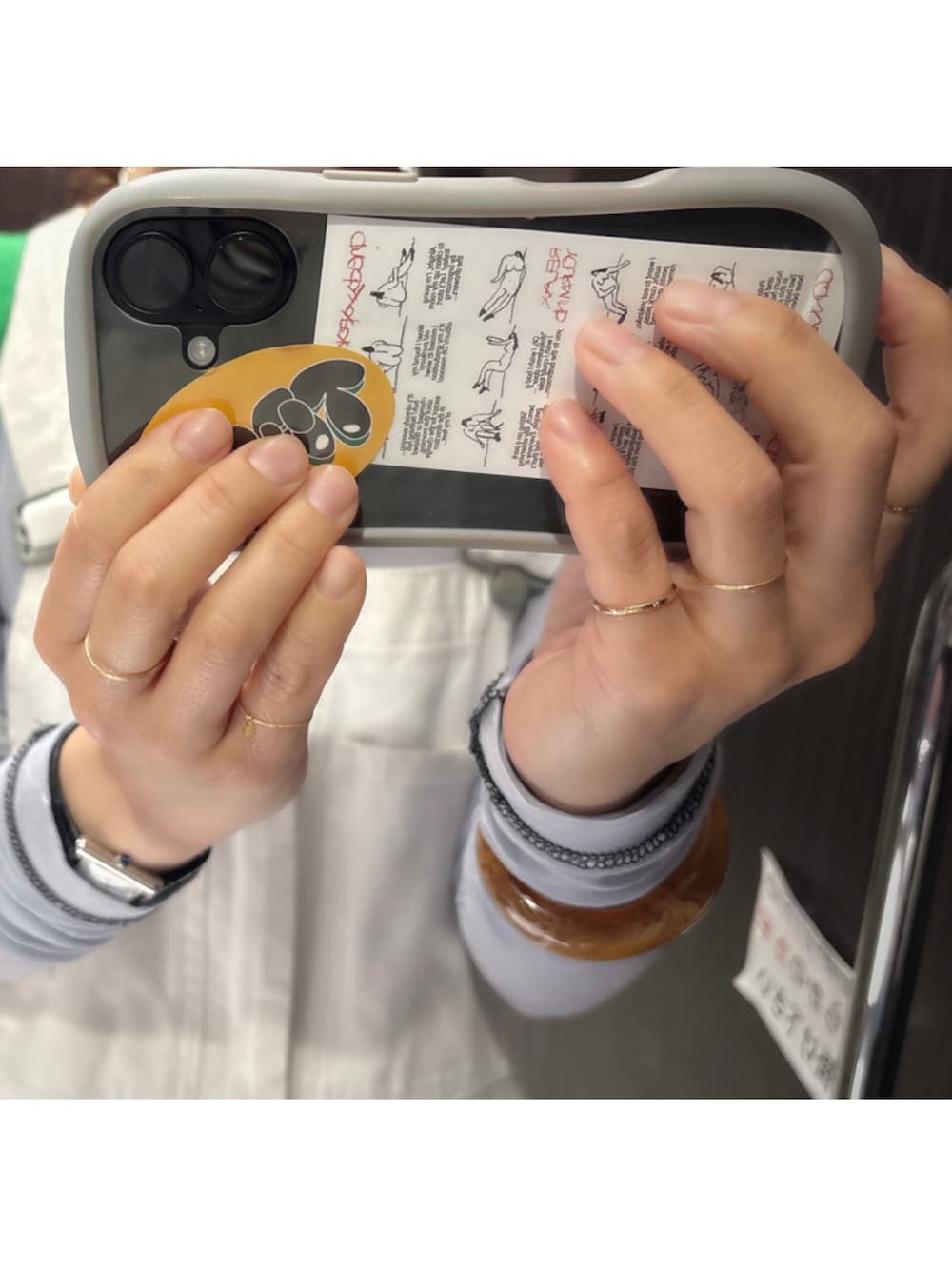 グレー系のスニーカー、ホワイト系のサロペット/オーバーオール、ブルー系のTシャツ/カットソーを着用したレディースの春コーディネートの2枚目の写真