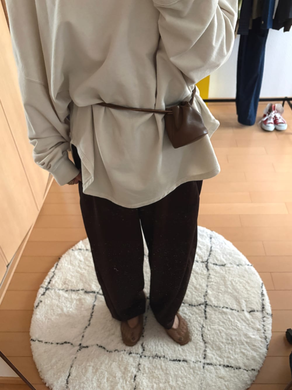 ホワイト系のTシャツ/カットソー、ホワイト系のその他トップス、ブラウン系のパンツを着用したレディースの春コーディネートの2枚目の写真