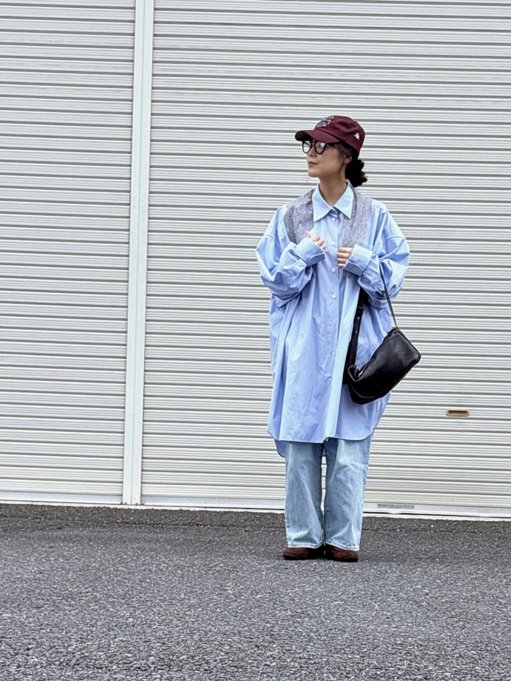 ブルー系のデニムパンツ、ブルー系のシャツ/ブラウス、ブラウン系のローファーを着用したレディースの秋コーディネートの2枚目の写真