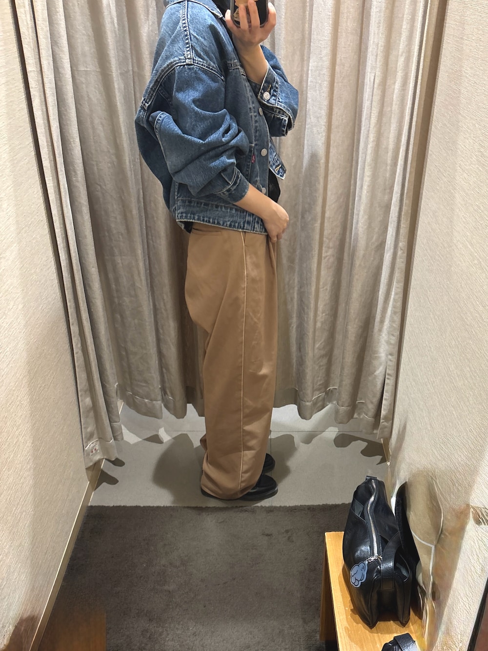 ブルー系のデニムジャケット、イエロー系のスラックスを着用したレディースの秋コーディネートの3枚目の写真
