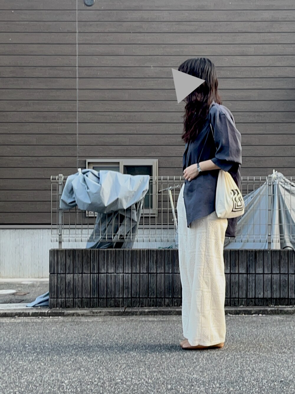 ブラック系のシャツ/ブラウス、ホワイト系のパンツ、ベージュ系のバレエシューズを着用したレディースの秋コーディネートの3枚目の写真