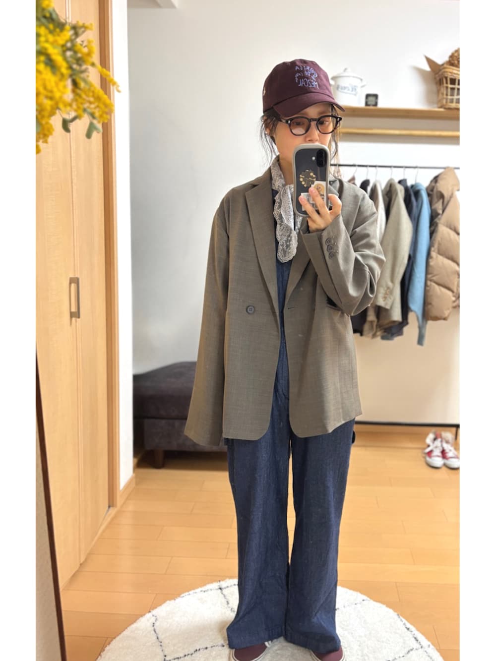 ベージュ系のテーラードジャケット、ブルー系のつなぎ/オールインワン、グレー系のバンダナ/スカーフを着用したレディースの春コーディネートの2枚目の写真