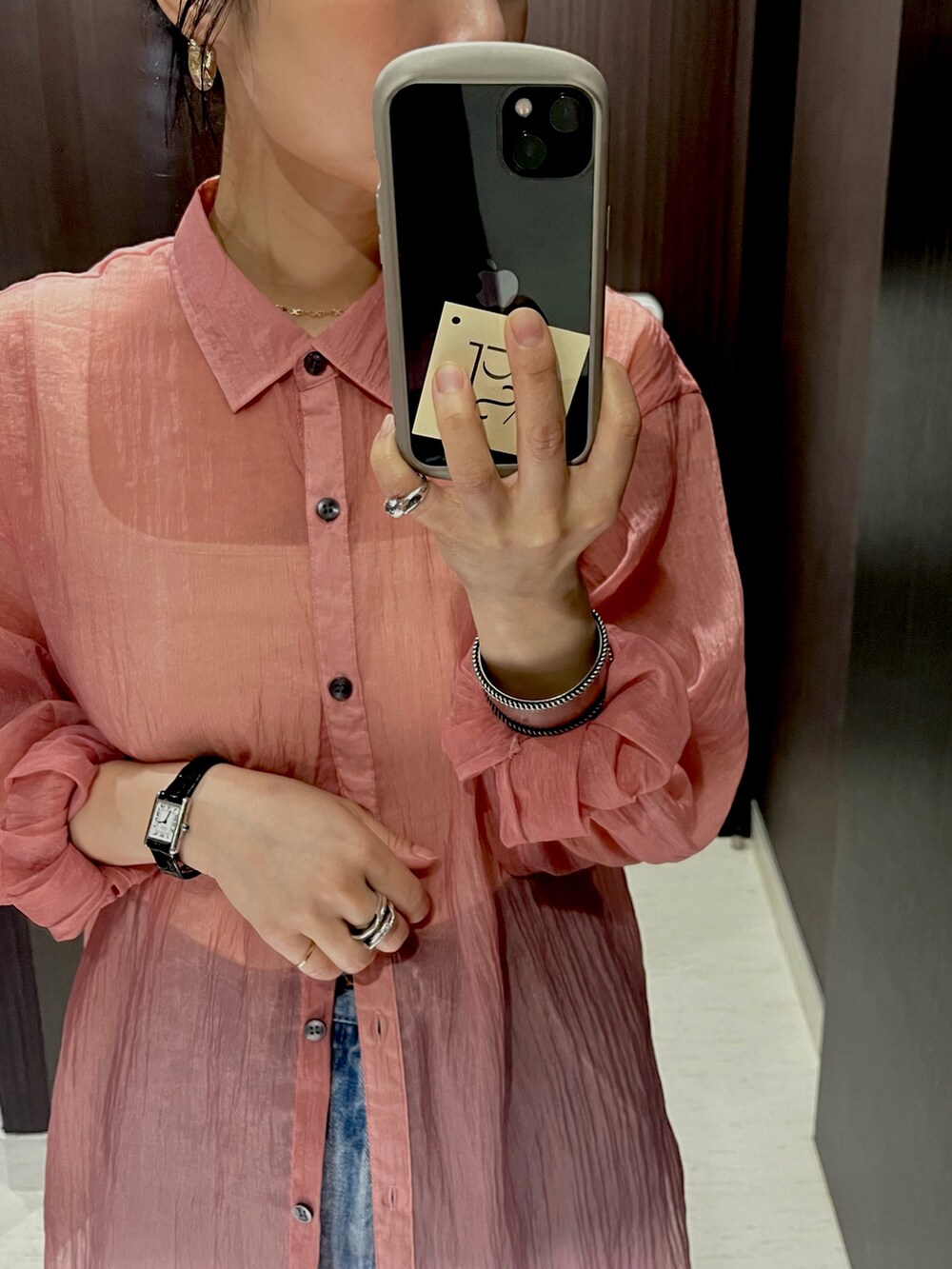 シルバー系のショルダーバッグ、ブルー系のデニムパンツ、ブラック系のサンダルを着用したレディースの夏コーディネートの2枚目の写真