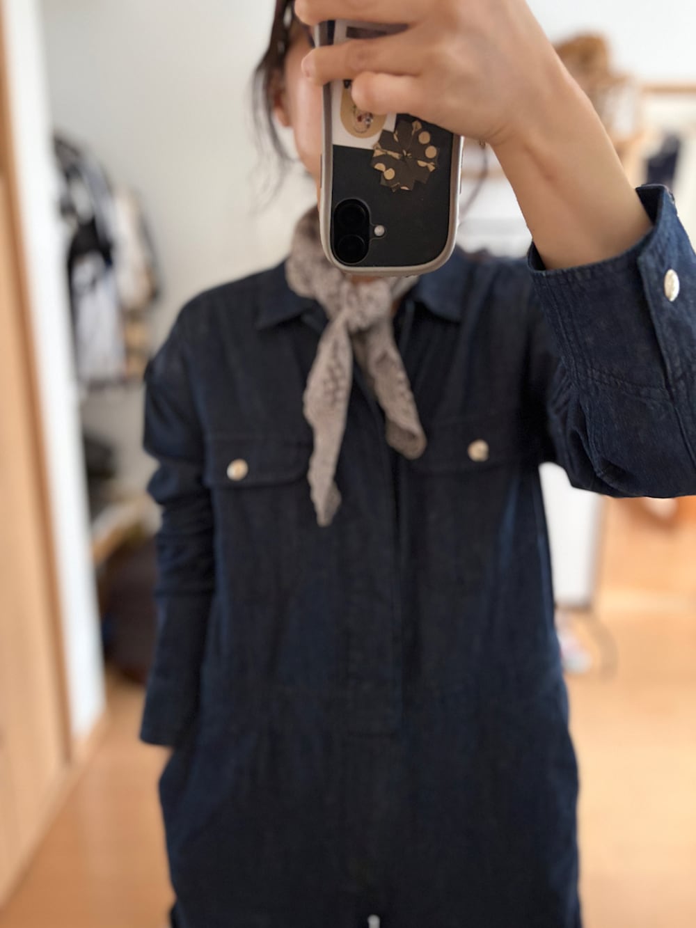 ブルー系のつなぎ/オールインワン、ブラウン系のスニーカー、レッド系のキャップを着用したレディースの春コーディネートの3枚目の写真