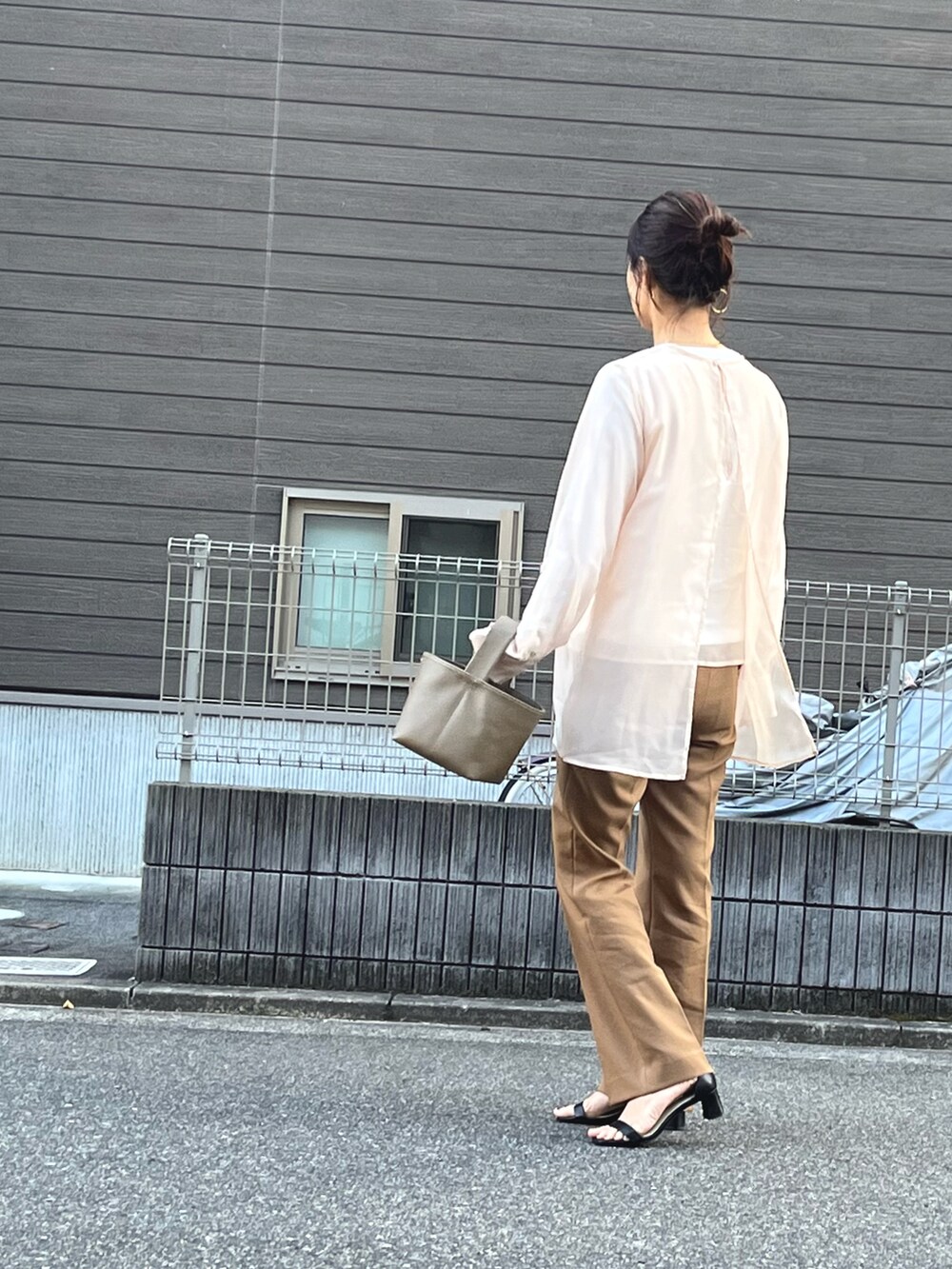 イエロー系のその他パンツ、ホワイト系のシャツ/ブラウス、ベージュ系のバッグを着用したレディースの秋コーディネートの2枚目の写真