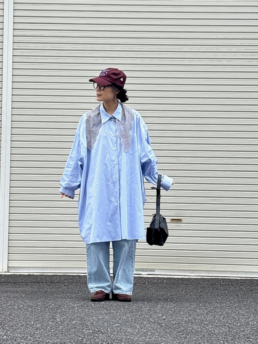 ブルー系のデニムパンツ、ブルー系のシャツ/ブラウス、ブラウン系のローファーを着用したレディースの秋コーディネートの4枚目の写真