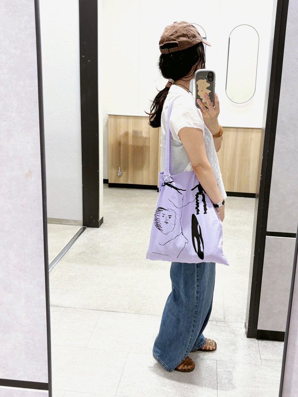ブルー系のデニムパンツ、シルバー系のネックレスを着用したレディースの夏コーディネートの2枚目の写真
