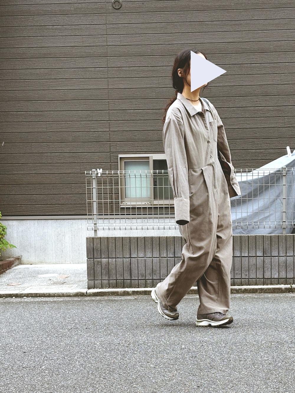 ホワイト系のTシャツ/カットソー、ブラウン系のつなぎ/オールインワン、グレー系のスニーカーを着用したレディースの秋コーディネートの3枚目の写真