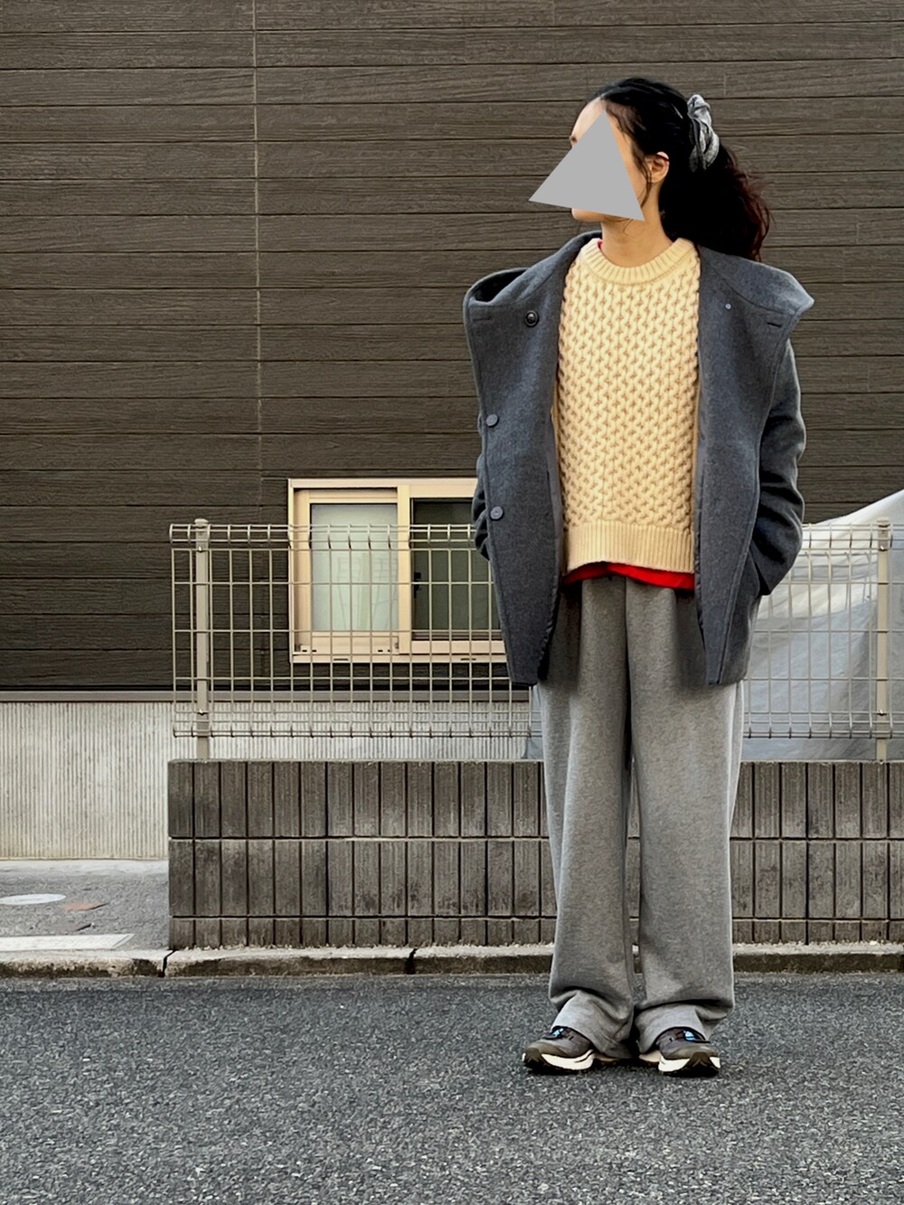 グレー系のその他アウター、グレー系のスウェットパンツ、グレー系のスニーカーを着用したレディースの冬コーディネートの2枚目の写真