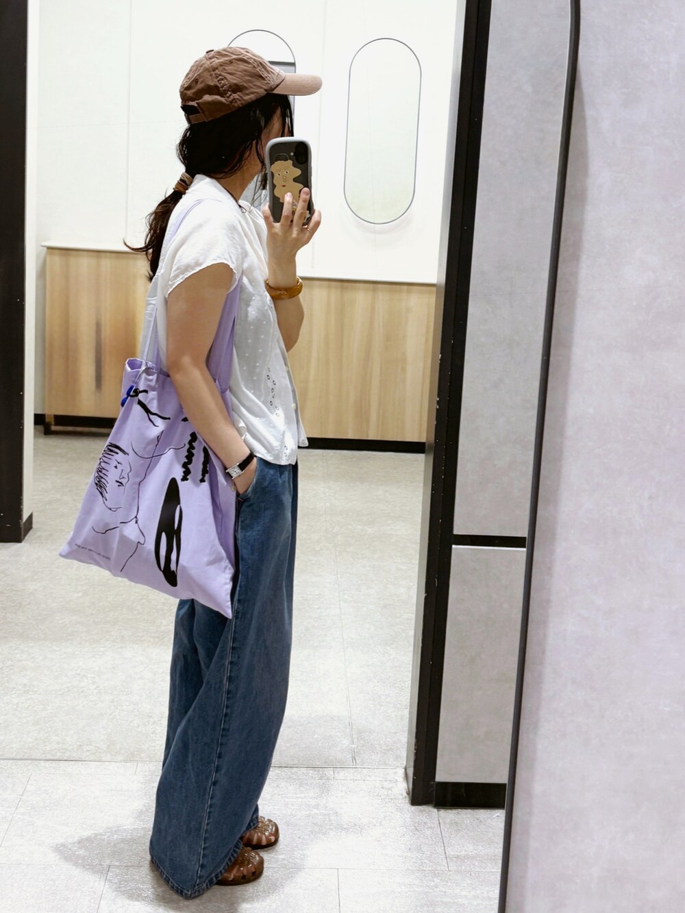 ブルー系のデニムパンツ、シルバー系のネックレスを着用したレディースの夏コーディネートの3枚目の写真