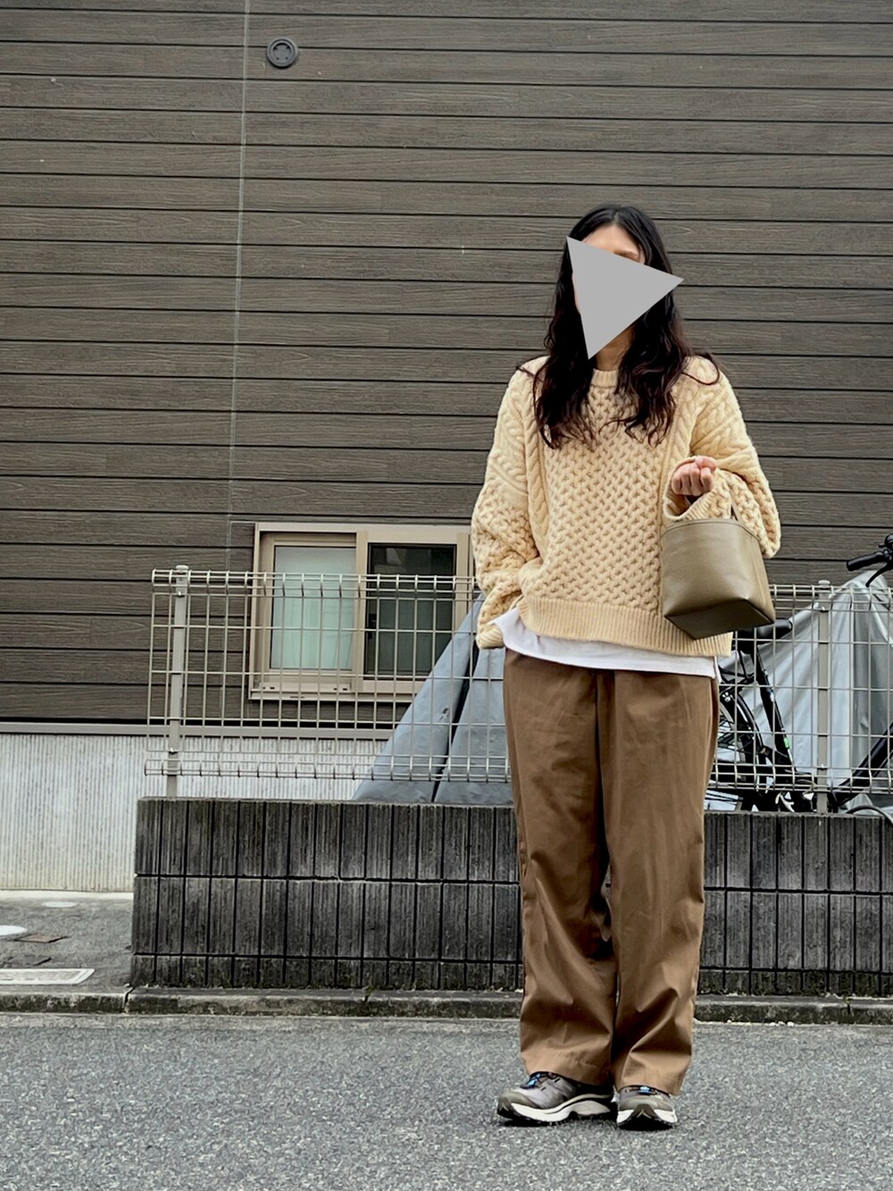 ベージュ系のその他パンツ、グレー系のスニーカーを着用したレディースの秋コーディネートの2枚目の写真