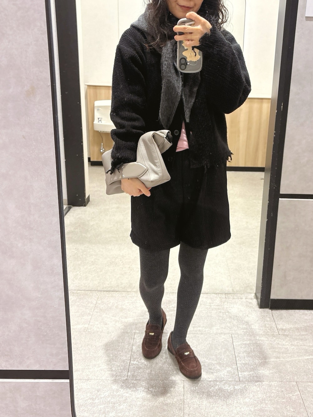 ブラック系のその他パンツ、ブラウン系のローファー、ベージュ系のショルダーバッグを着用したレディースの冬コーディネートの4枚目の写真