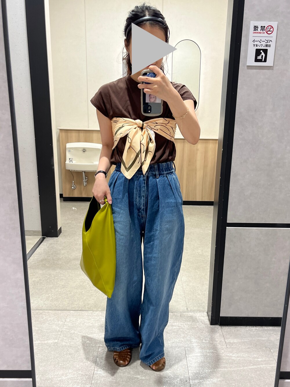 ブルー系のデニムパンツ、ブラウン系のTシャツ/カットソー、ベージュ系のバンダナ/スカーフを着用したレディースの夏コーディネートの2枚目の写真