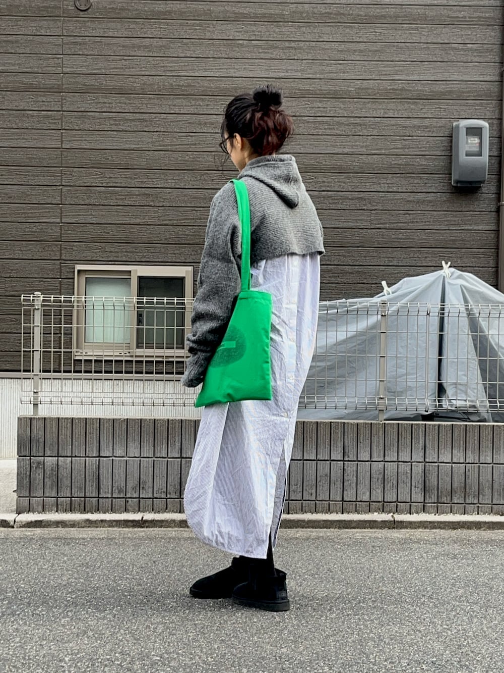 グレー系のニット/セーター、ブラック系のブーツ、その他のシャツワンピースを着用したレディースの冬コーディネートの3枚目の写真