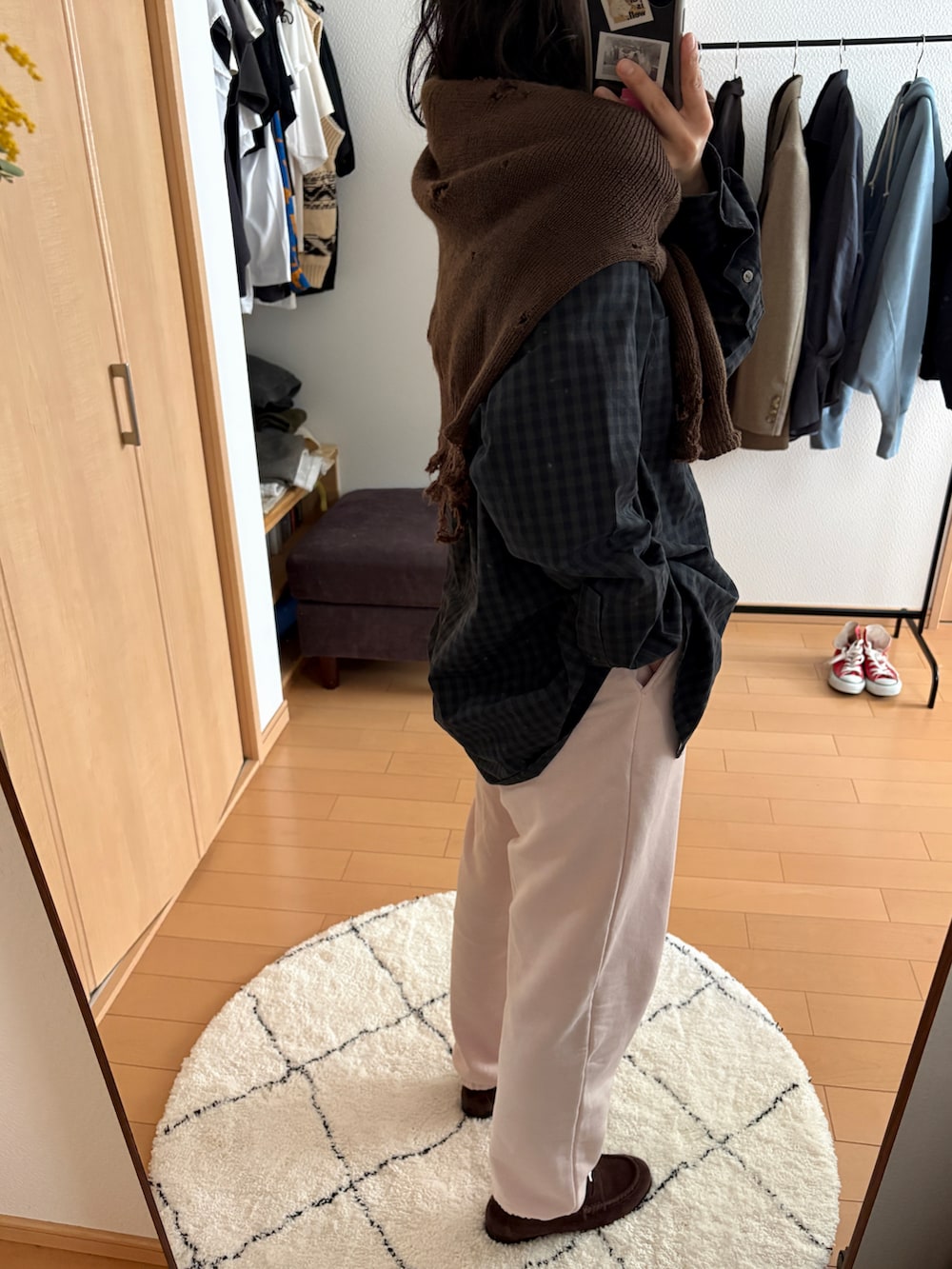 ブラウン系のローファー、グリーン系のシャツ/ブラウス、ピンク系のスウェットパンツを着用したレディースの春コーディネートの2枚目の写真