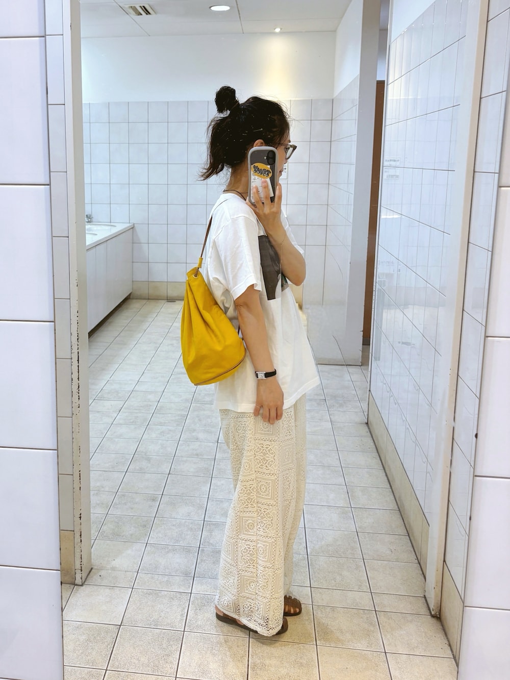 ホワイト系のTシャツ/カットソー、ホワイト系のパンツ、イエロー系のバッグを着用したレディースの夏コーディネートの2枚目の写真