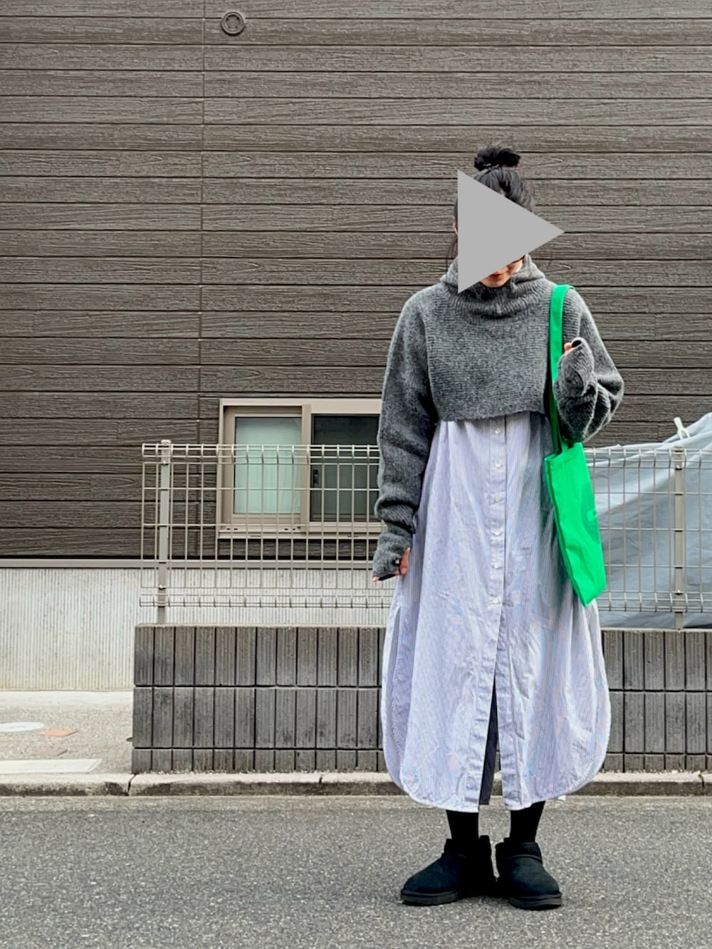 グレー系のニット/セーター、ブラック系のブーツ、その他のシャツワンピースを着用したレディースの冬コーディネートの2枚目の写真